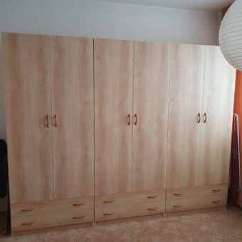 Predám spálňový nábytok - 3 skrine a 2 nočné stolíky