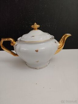 Na predaj rôzne porcelánové výrobky.