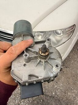 Motorček predných stieračov Touareg 7L