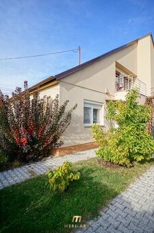 Veľký rodinný dom, 2 garáže, záhrada, centum strej Rajky