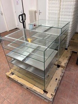 Sklenená vitrína (podsvietená)