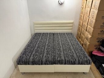 Čalúnená manželská posteľ s úložným priestorom