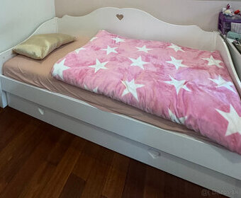 Detská posteľ, komoda, stôl a stolička