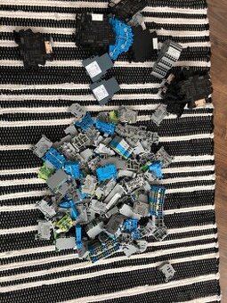 Rôzne elektrické svorky, relé, bloky