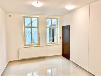 Na prenájom kancelária 27 m2 - Mariánske námestie Žilina