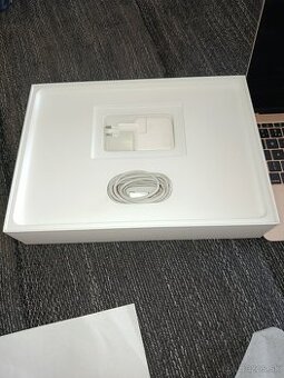 Apple MacBook