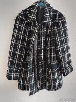 Dámsky kabát veľmi teplý.