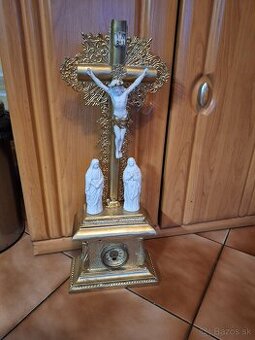 Starý oltár s hodinami