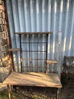 Kovový stojan na kvety.