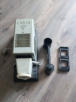 Starý diaprojektor DIAX 3