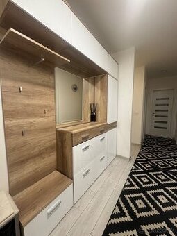 Predsieňová skriňa