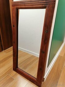 Predám zrkadlo v masívnom ráme z akáciového dreva