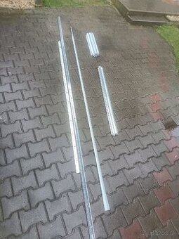 Kazetovy strop zostatky.
