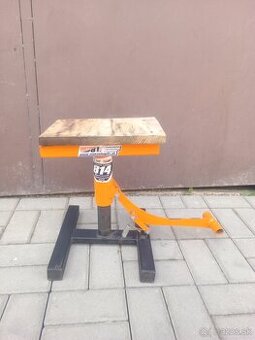 Stojan, zdvihák na motorku