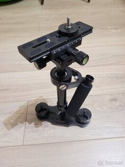 Manuálny ručný stabilizátor na kameru fotoaparát