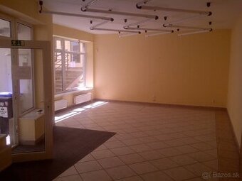 Na prenájom kancelária na pešej s výkladom za skvelú cenu Ni