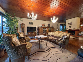 Atypický, priestranný rodinný dom v tichej časti Komárna - 1