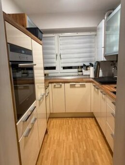 Krémová linka ve vysokém lesku se spotřebiči,5867