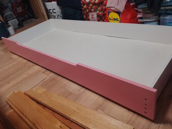 Šuflík pod posteľ