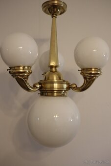 Starožitný mosadzný luster.