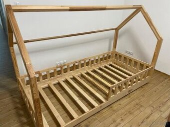 Detská posteľ domček so zábranou – prírodná, 200x90 cm.