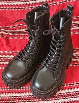 Predám pánske čierne čižmy Bershka