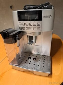 Kavovar delonghi magnifica