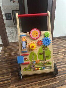 Drevené chodítko s activity board