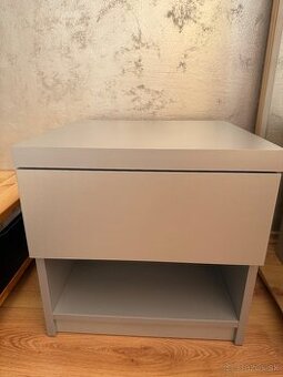 Nočný sivý stolík s výsuvným šuflíkom