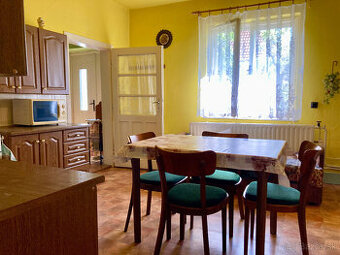 Rodinný dom s veľkou záhradou /1054 m2/, Kolárovo