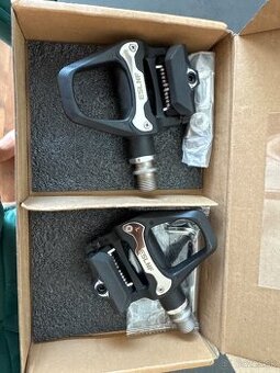 Pedale na cestny bicykel