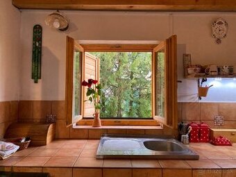 Chatka so záhradou v obci Kráľova nad Váhom pri rieke Váh.