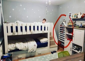 Polička v tvare domčeka do detskej izby