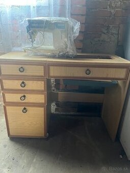 Šijací stroj +stolik