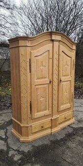 Celomasivna policová skriňa