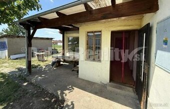Na predaj: Starší rodinný dom s potenciálom, Mojmírovce pri