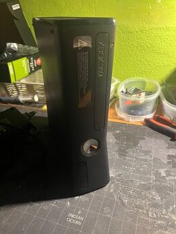 Xbox 360 s 1x ovládač a 13hier