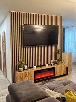 Moderný lamelový TV stolík so vstavaným elektrickým krbom