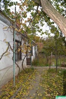 Chalúpka pod orechmi s vínnou pivnicou