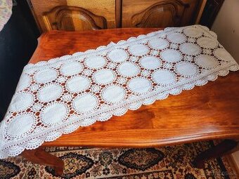 Krásna biela háčková štóla s bavlnenými vsadmi s ružami 40x1