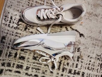 Sneakersy