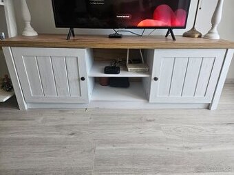 Stolík pod TV