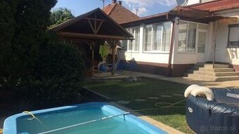 Starší zachovalý rodinný dom s garážou a terasou vo vyhľadáv