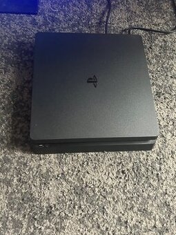 PlayStation 4 Slim 500GB + 2 ovládače + 2 hry