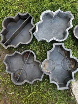 Forma na zámkovú dlažbu