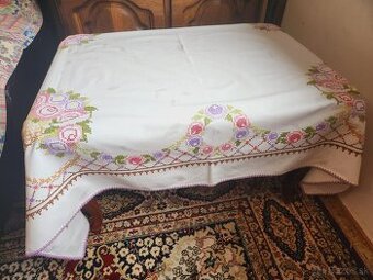 Nádherný biely obrus zdobený veľkými košami s ružovými a fia