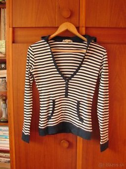 Pásikavé "námornícke" tričko s kapucňou