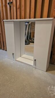 Kupelnova skrinka so zrkadlom