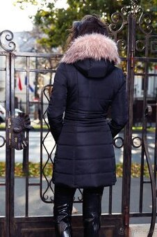 Predlzena damska cierna zimna bunda s ruzovou kozusinou