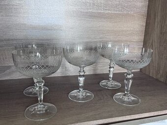  Retro poháre na stopke 